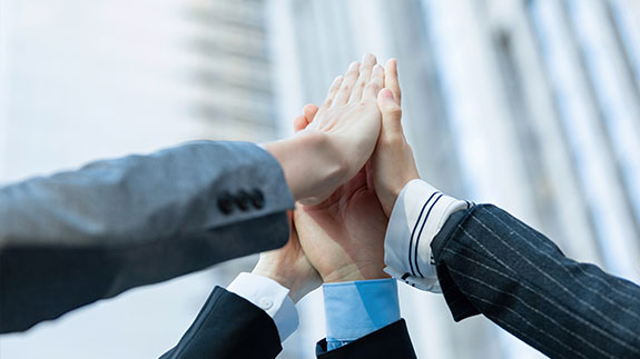 北美子公司积极参与当地公益活动，2018年向所在作业区周边消防部门捐款5万美元左右